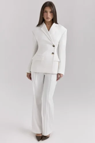 Pantalones de corte entallado de cintura alta y pierna ancha Hayden en blanco
