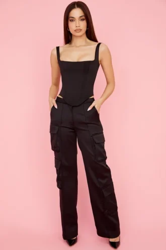 Pantalones cargo rectos de satén negro Daria