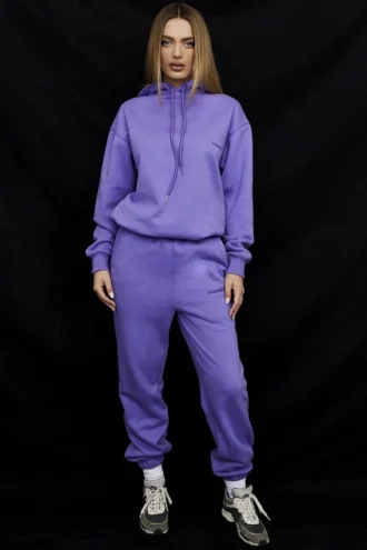 Pantalones de chándal con parte trasera de felpa en color morado cielo