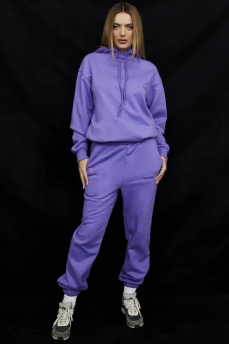 Pantalones de chándal con parte trasera de felpa en color morado cielo