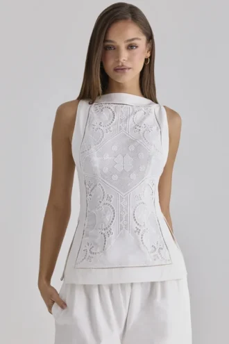 Top blanco de Valencia con encaje inglés y cuello barco