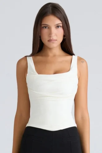 Top corsé con cuello drapeado en color marfil