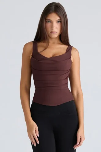 Top corsé de color chocolate con cuello drapeado