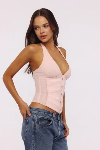 Top corsé de satén rosa con cuello halter de Lia