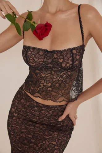 Top de tirantes de encaje negro Jacinta