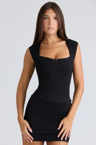 Tops de corsé negro con mangas casquillo