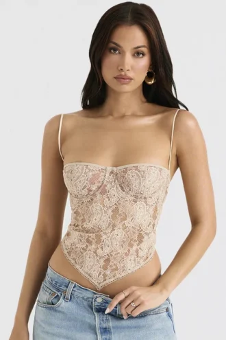 Tops de encaje con estampado de cachemira en color crema de Fernanda
