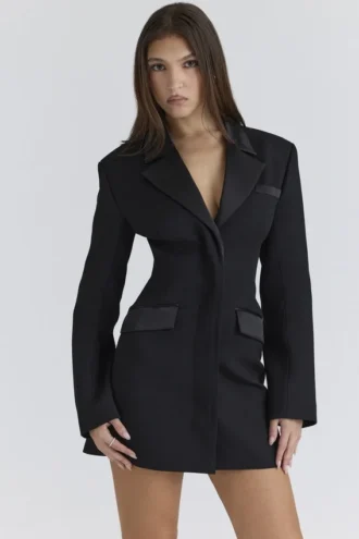 Vestido blazer Ellis negro con ribetes de satén y corte de reloj de arena