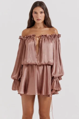 Vestido con hombros descubiertos Chaya en color avellana