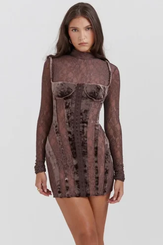 Vestido corsé de terciopelo y encaje marrón de Marica