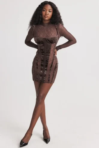 Vestido corsé de terciopelo y encaje marrón de Marica