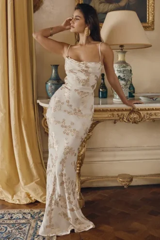 Vestido de Fiesta largo de satén jacquard blanco y dorado «Capriana»