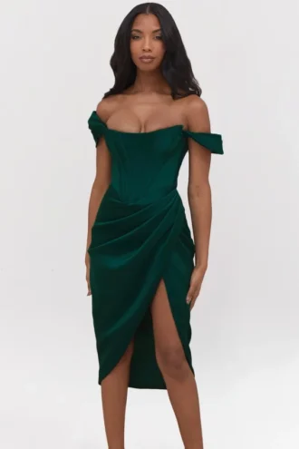 Vestido de satén verde esmeralda con hombros descubiertos «Loretta»