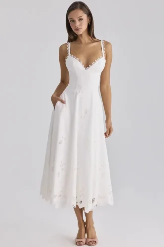 Vestido de Verano midi blanco de algodón con bordado inglés de Tatiana