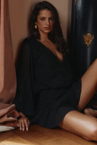 Vestido Gianna negro de georgette con pedrería cosida a mano – Edición limitada