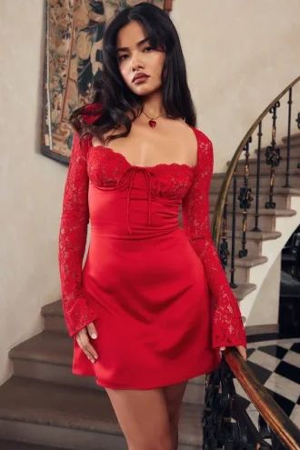 Vestido «Jennica» de satén rojo rosa y encaje