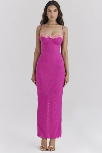 Vestido largo «Aiza» con ribete de encaje en color frambuesa