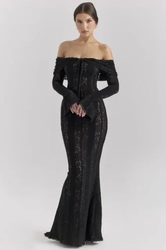 Vestido largo Belle negro con hombros descubiertos y encaje floral