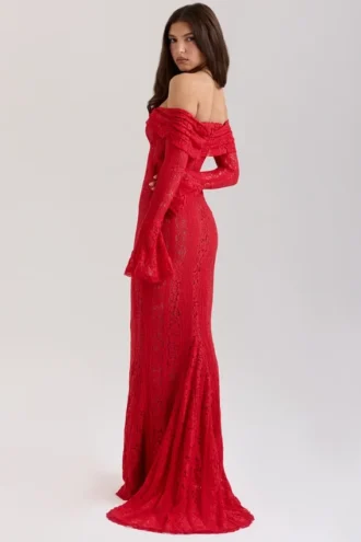 Vestido largo Belle rojo de encaje floral con hombros descubiertos
