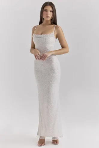 Vestido largo Calla con adornos de perlas plateadas
