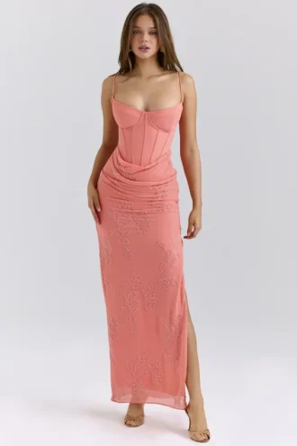 Vestido largo Carmella Coral con adornos y pedrería cosida a mano