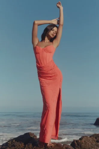 Vestido largo Carmella Coral con adornos y pedrería cosida a mano
