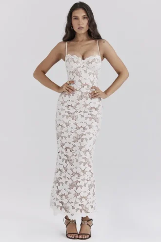 Vestido largo con bordado floral en blanco perla