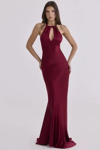 Vestido largo con cuello halter de satén color vino de Oliviana