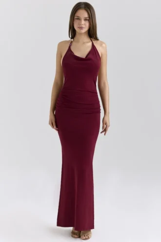 Vestido largo con cuello halter drapeado Thalina en color vino