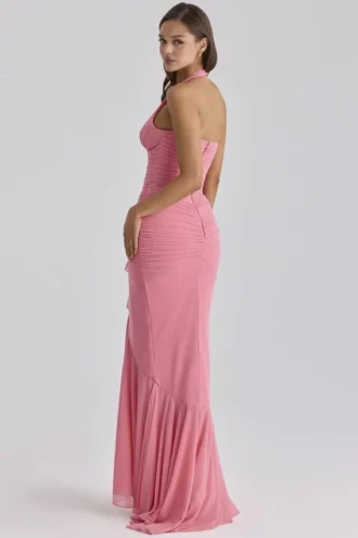 Vestido largo con cuello halter y corte en cascada de malla en color frambuesa carmín