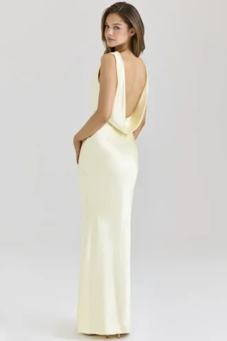 Vestido largo con cuello vuelto drapeado de satén color mantequilla «Safaira»