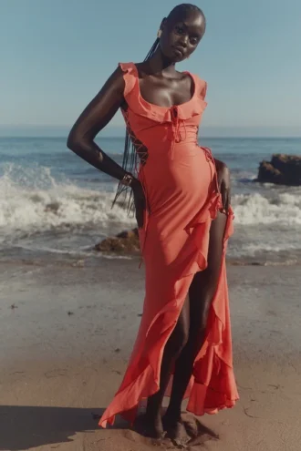 Vestido largo con volantes de georgette coral «Aloura»