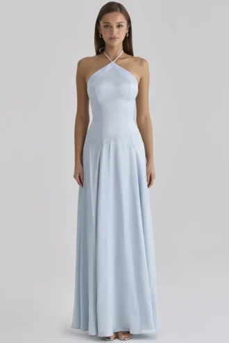 Vestido largo de satén azul Avelina con cuello halter y godets