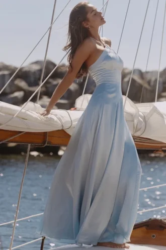 Vestido largo de satén azul Avelina con cuello halter y godets