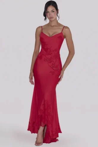 Vestido largo de satén con adornos de pedrería cosidos a mano Anastelle Red – Edición limitada