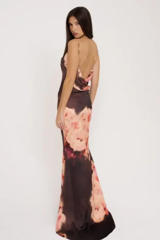 Vestido largo de satén con estampado floral en marrón oscuro de Mariamma