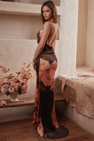 Vestido largo de satén con estampado floral en marrón oscuro de Mariamma