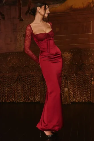 Vestido largo de satén Perdi Berry con corsés