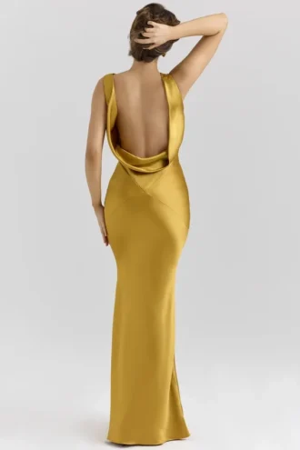 Vestido largo drapeado con cuello vuelto de satén ámbar Safaira