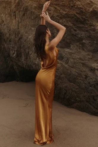 Vestido largo drapeado con cuello vuelto de satén ámbar Safaira