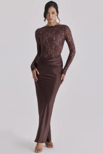 Vestido largo drapeado de encaje marrón espresso y satén «Yasmeen»