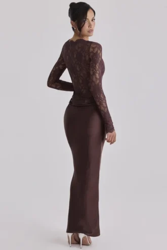 Vestido largo drapeado de encaje marrón espresso y satén «Yasmeen»
