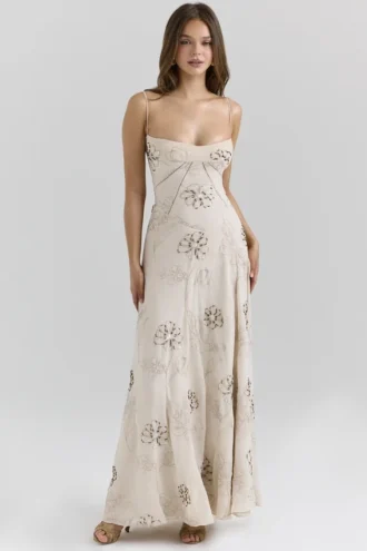 Vestido largo «Seren Vanilla» con bordados florales y pedrería cosida a mano