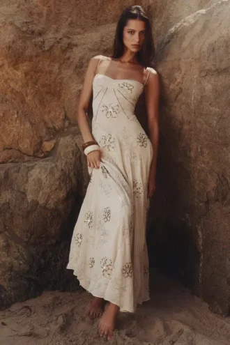 Vestido largo «Seren Vanilla» con bordados florales y pedrería cosida a mano