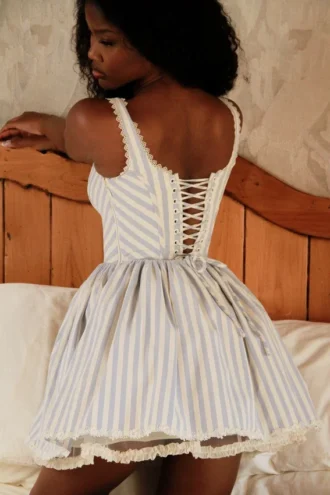 Vestido «Liesl» azul a rayas con pliegues