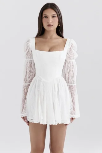 Vestido «Sancia» de encaje blanco con mangas abullonadas