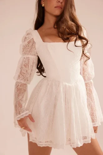Vestido «Sancia» de encaje blanco con mangas abullonadas